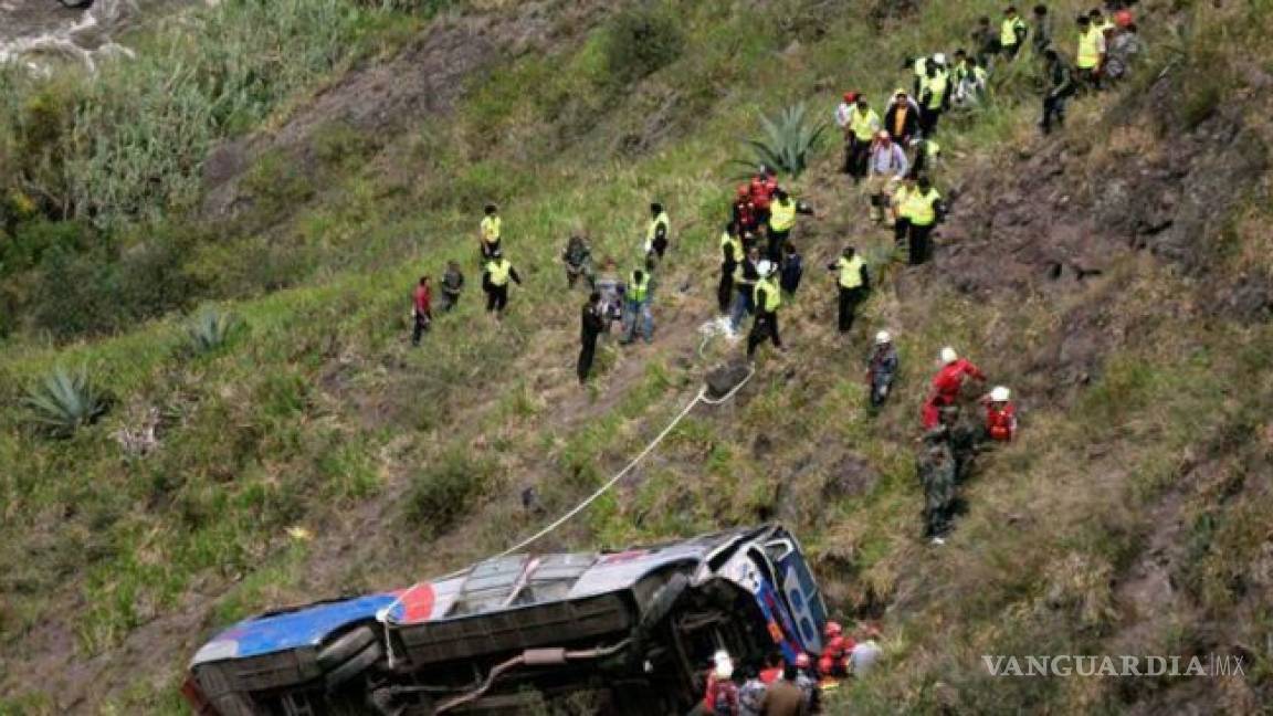 Autobús cae a un abismo en Ecuador y deja doce muertos