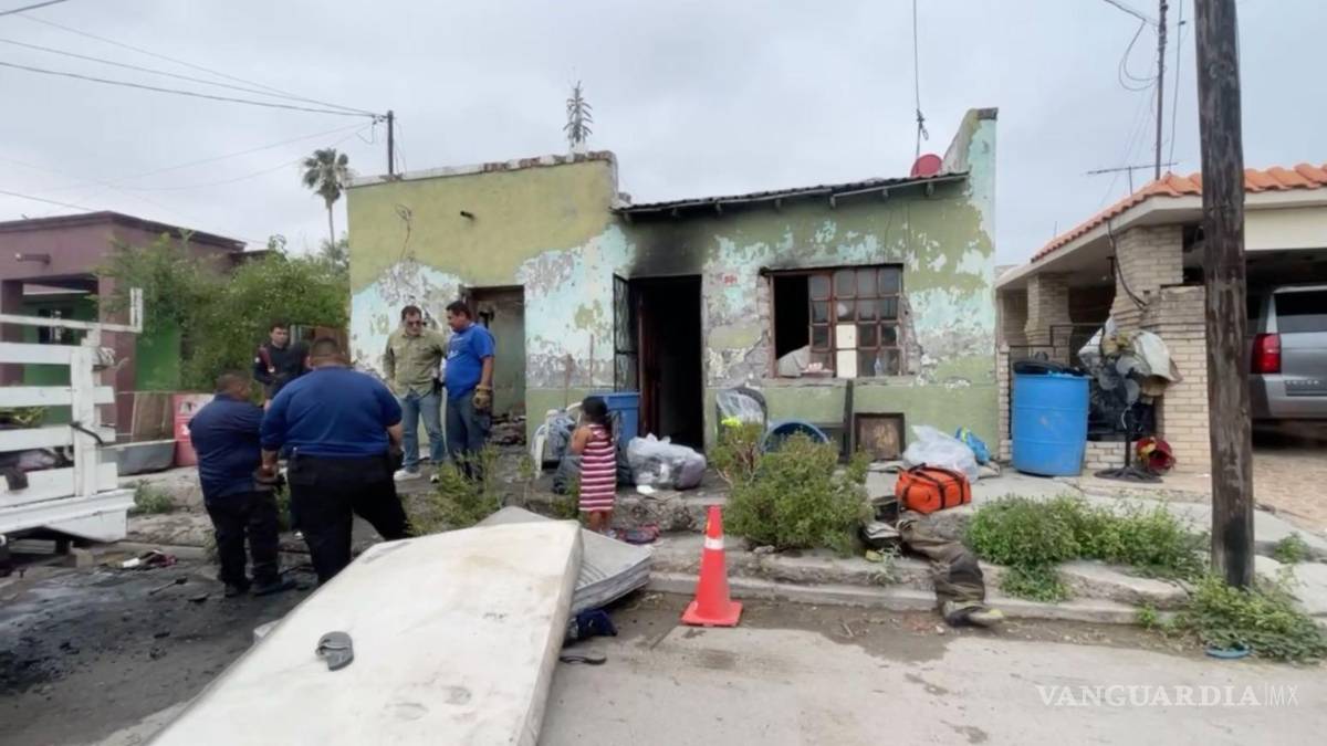 Sabinas: Dos familias se quedan sin patrimonio en incendio; bombero descubre que era casa de su abuela