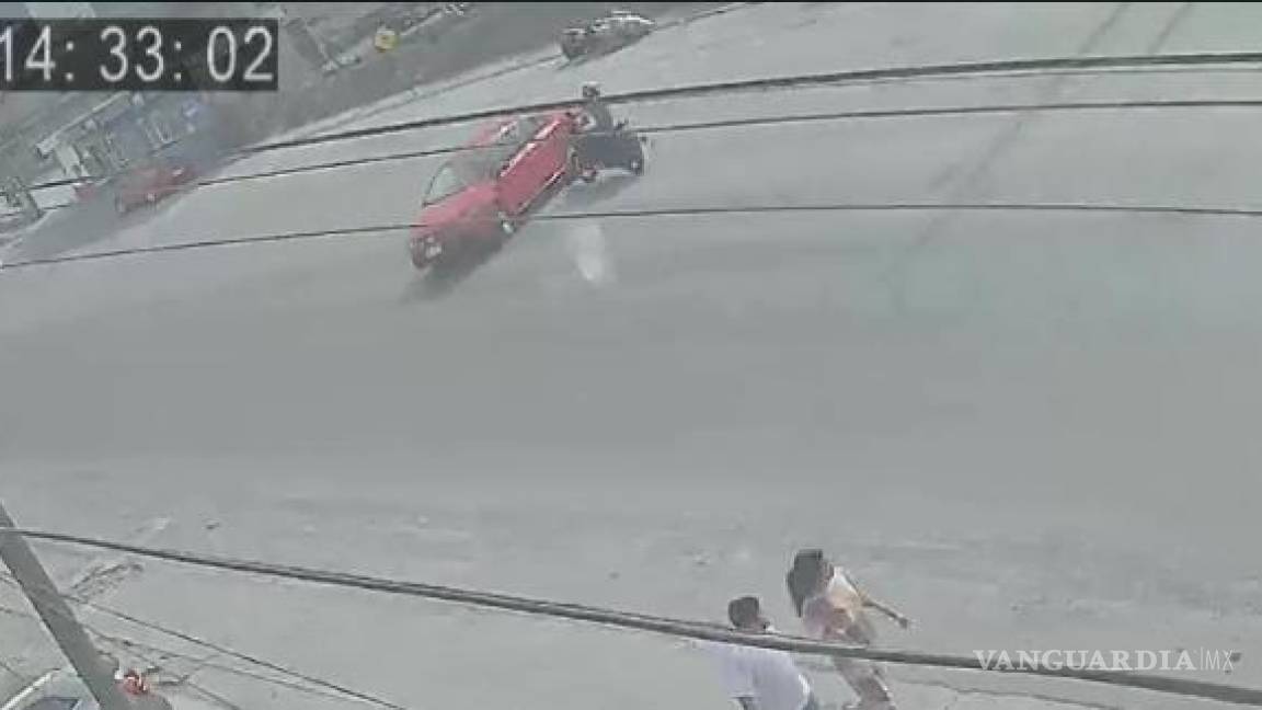 Saltillo: motociclista choca contra auto y sale proyectado (video)