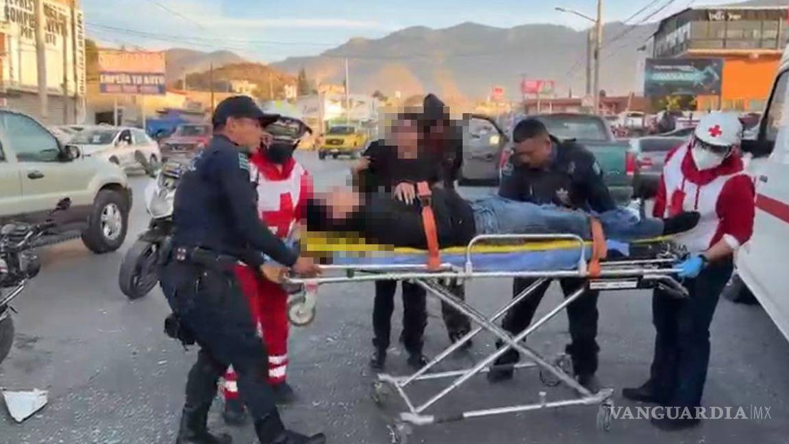 $!Paramédicos de la Cruz Roja brindaron atención al motociclista lesionado tras el choque registrado en el bulevar Otilio González.