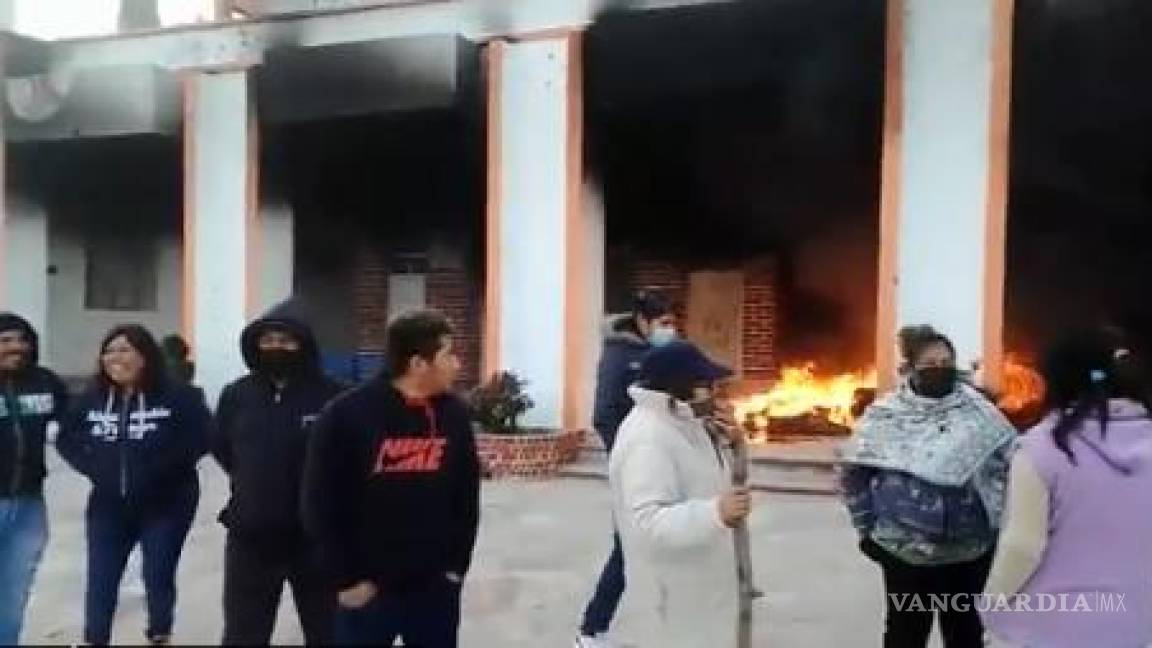 Manifestantes queman palacio municipal de comunidad de Oaxaca