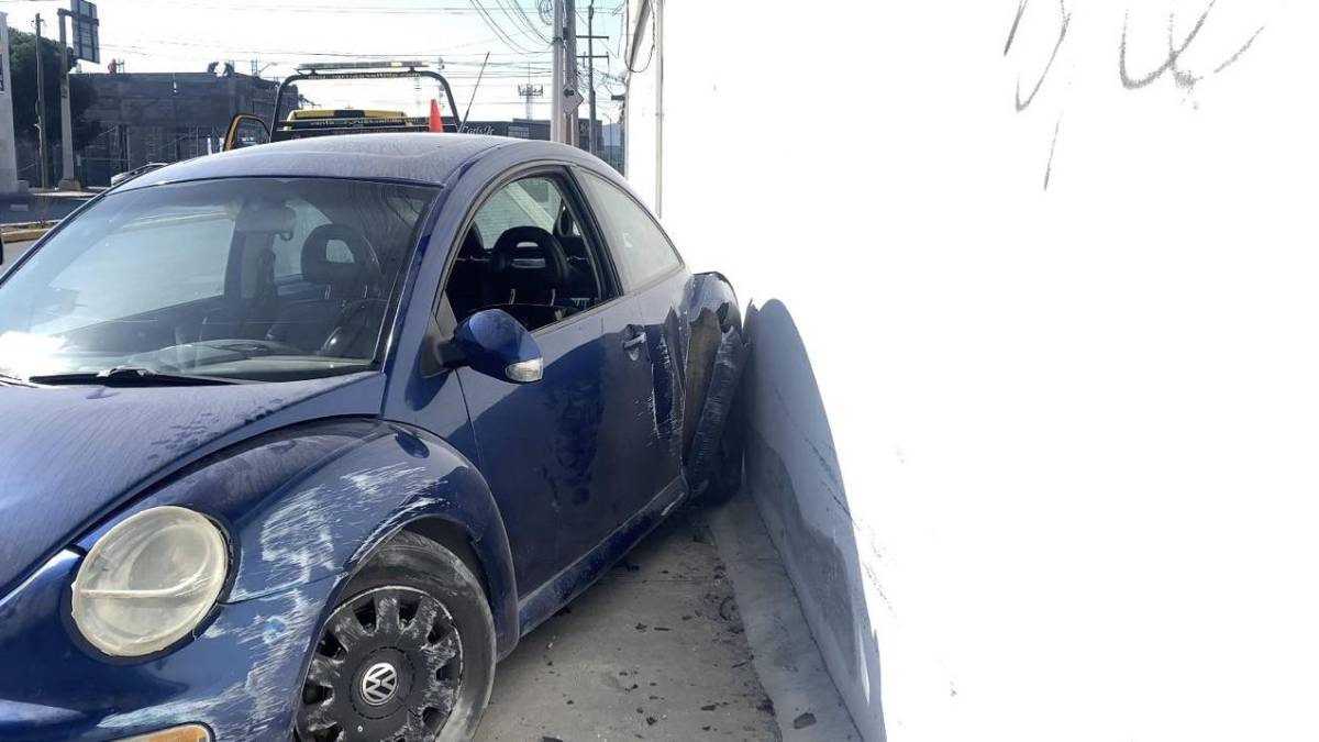 Jovencitos chocan su Beetle contra muro, en colonia de Ramos Arizpe