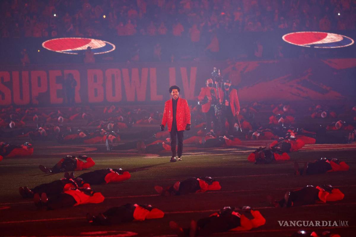 $!The Weeknd durante su actuación en la LV edición del Super Bowl en febrero de 2021,en Tampa (Florida).