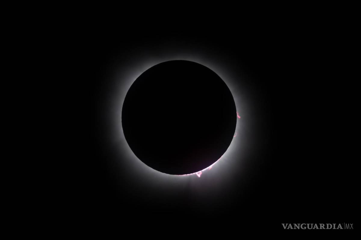 Así cautiva, maravilla y asombra el eclipse solar desde Mazatlán hasta la isla de Terranova (fotos)