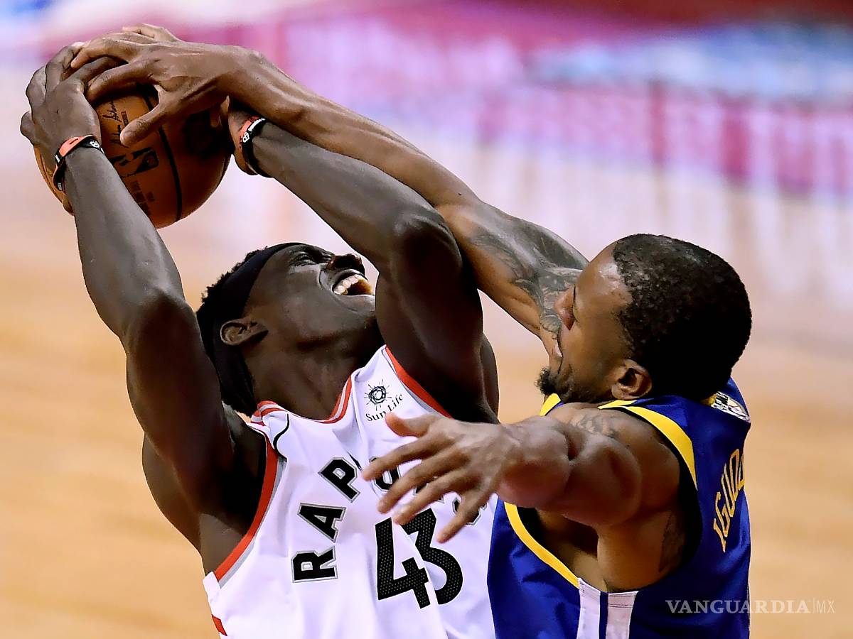 $!En un frenético cierre, Warriors gana a los Raptors y se llevan el segundo de la serie