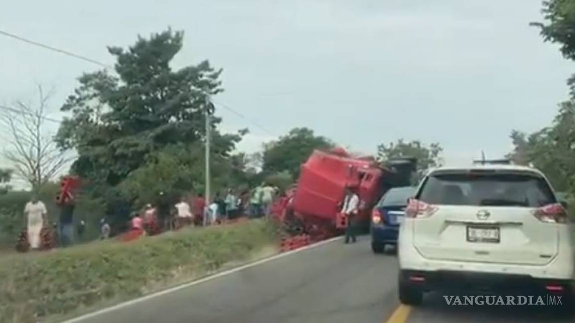 VIDEO: Vuelca camión de refresco en carretera de Chiapas y automovilistas lo saquean