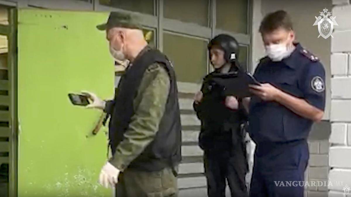 Hombre armado entra a una escuela y mata a 15 personas en Rusia