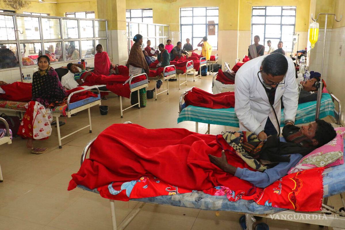 Suman 93 personas muertas por consumir alcohol contaminado en India