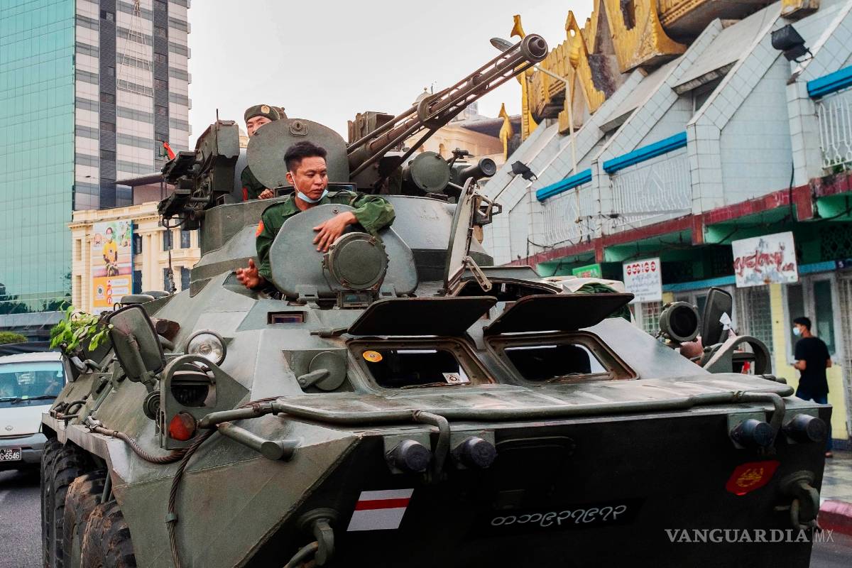 Despliegan tanques ante protestas en Birmania