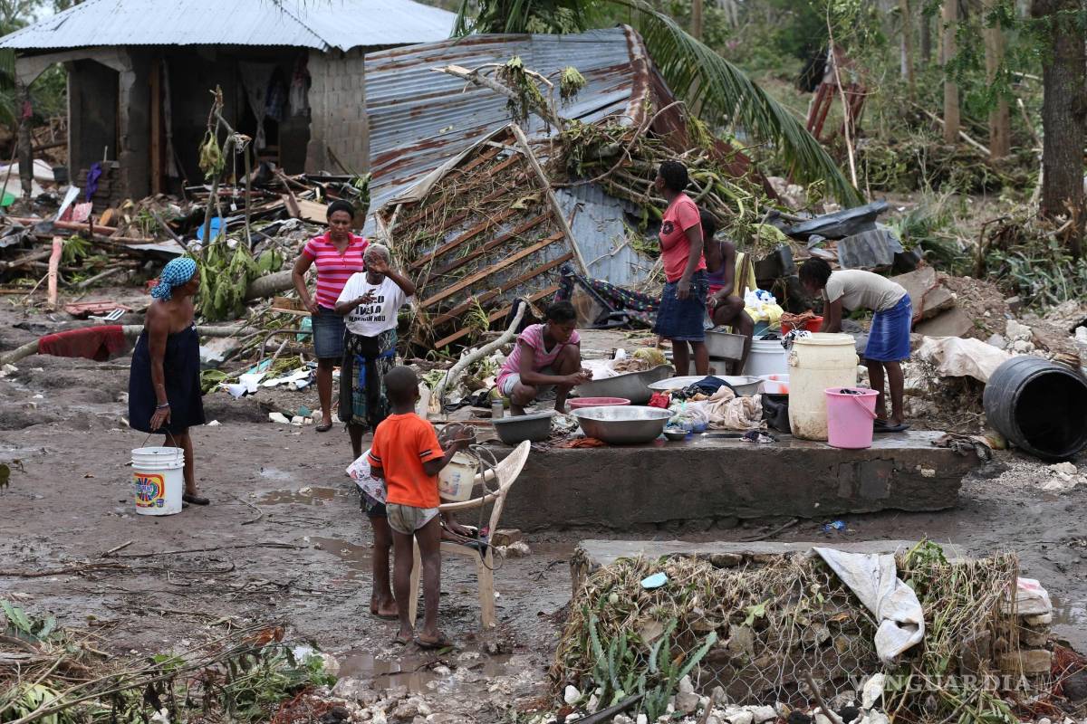 Matthew se posa en la isla Gran Bahama; cierne sus efectos en Florida