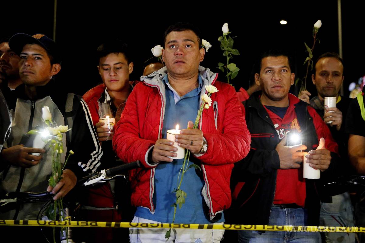 Homenajean con velas y rosas a las víctimas de atentado en Bogotá