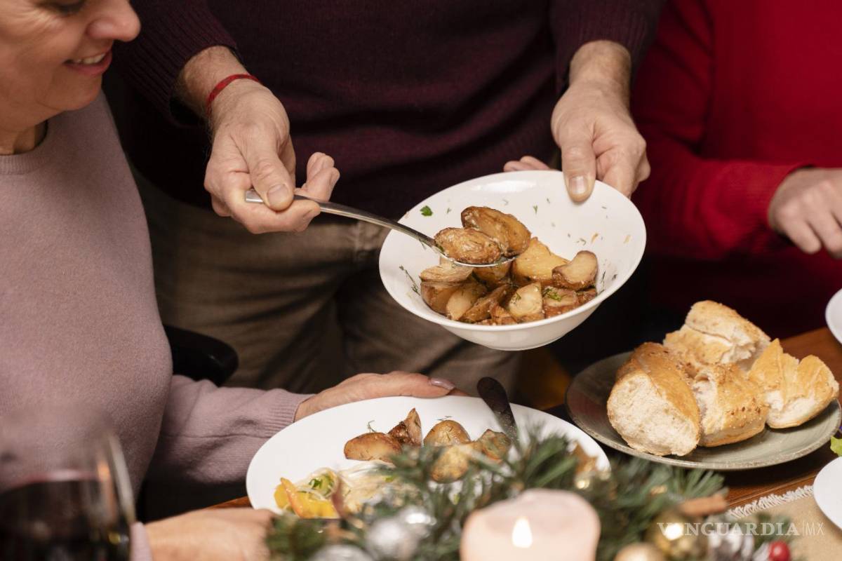IMSS llama a la moderación con las cenas para evitar riesgos a la salud en fiestas navideñas