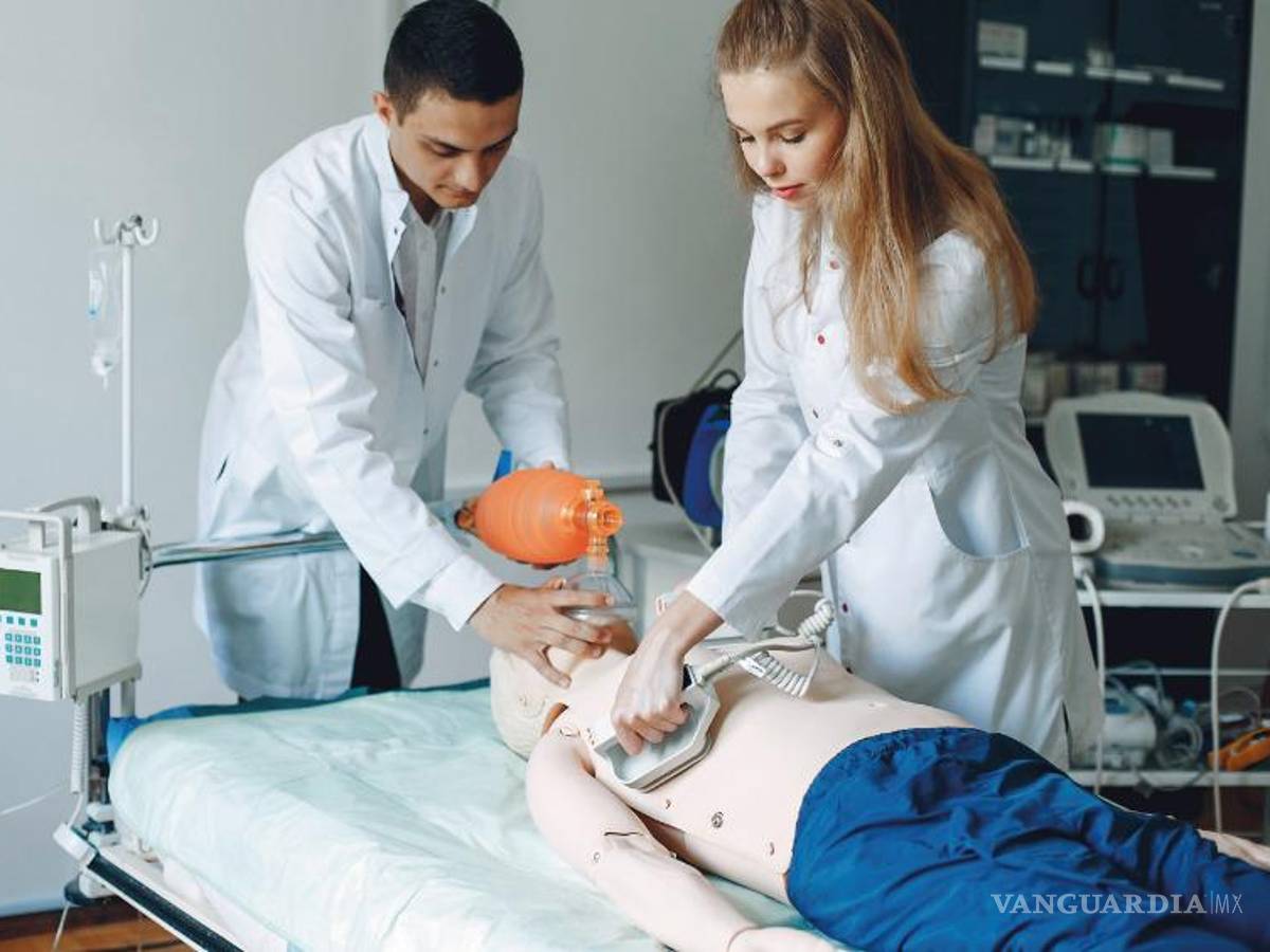 $!Medicina tiene los ingresos más altos entre las distintas profesiones en el país.