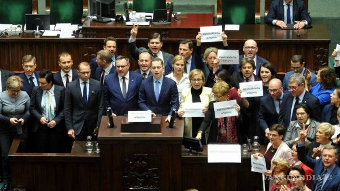 $!Oposición polaca ocupa Parlamento en protesta navideña