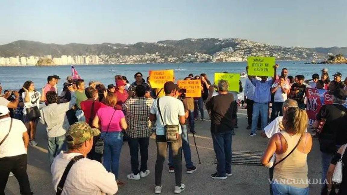 $!Morenistas protestan por reelección de Abelina López en Acapulco