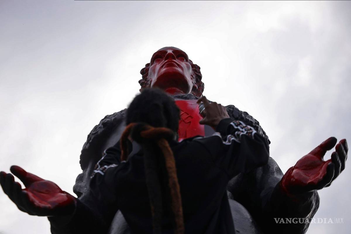 $!Monumentos y estatuas son víctimas de la ira y las protestas antirracistas en todo el mundo (fotos)