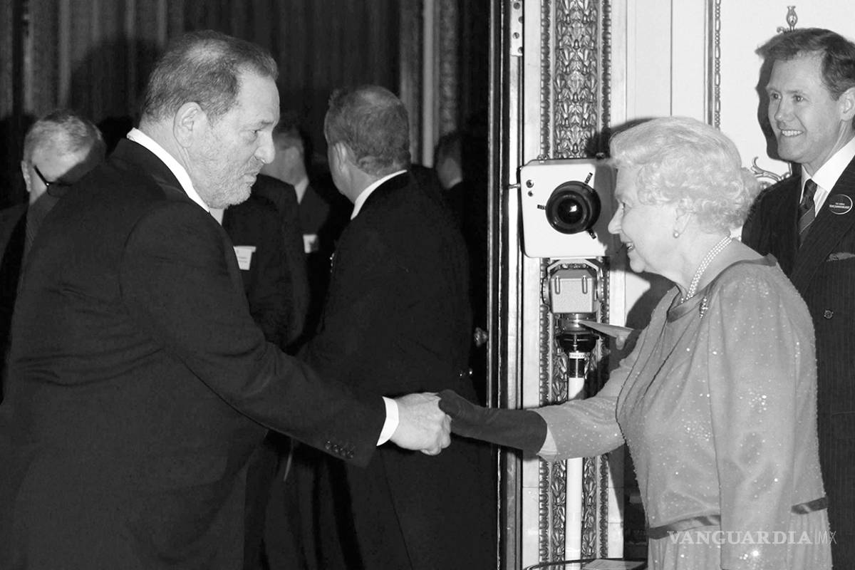 Tras sentencia de 23 años por acoso sexual y violación, la Reina Isabel II le quita a Harvey Weinstein condecoración real