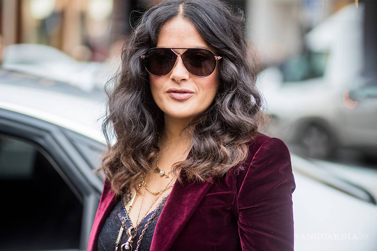 Salma Hayek &quot;se mete&quot; en pintura de Frida Kahlo