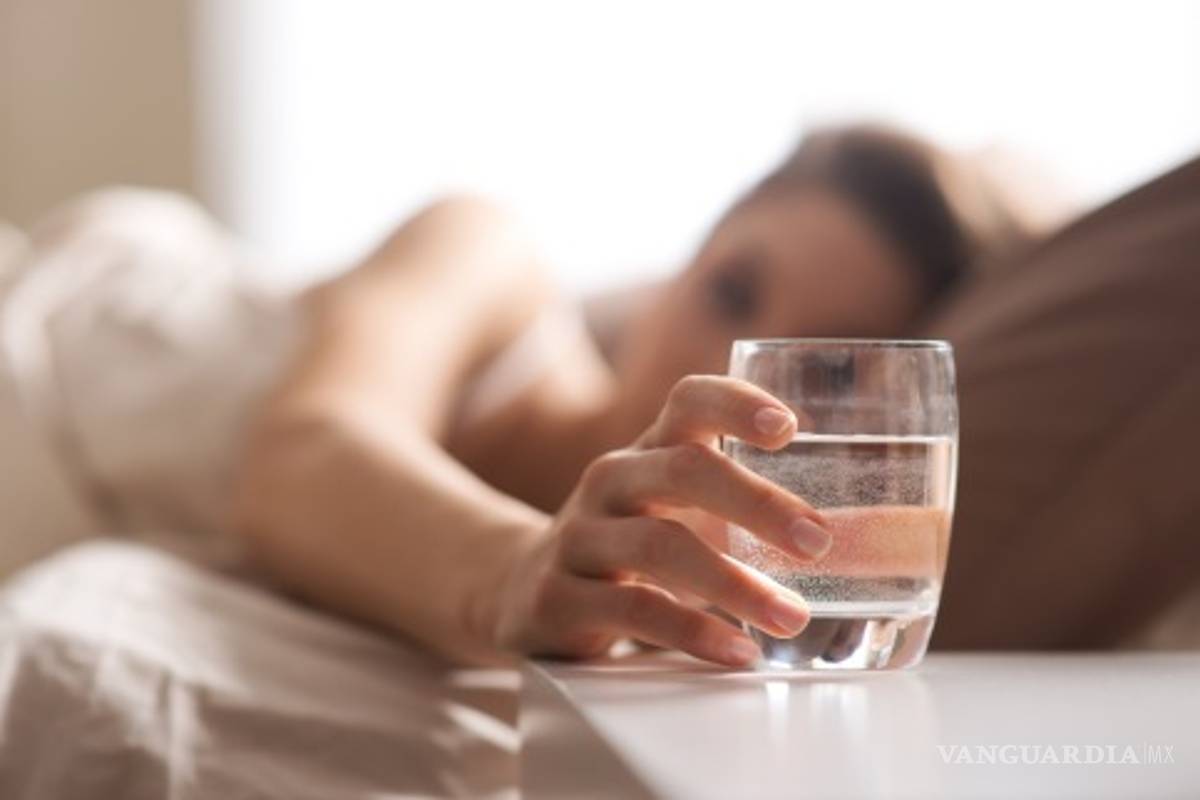 Razones por las que debes tomar agua tibia en las mañanas