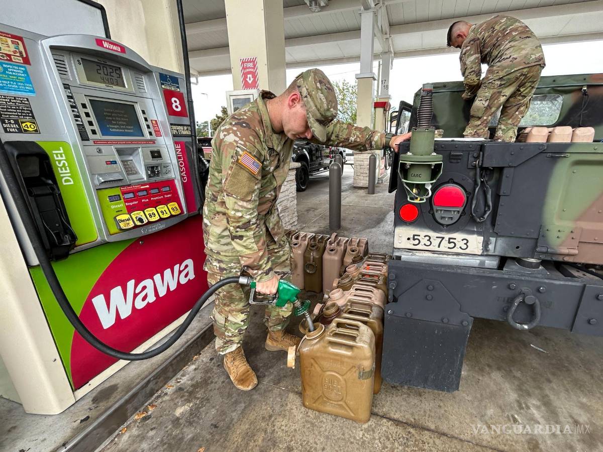 $!Miembros de la Guardia Nacional, que pidieron no ser identificados, llenan bidones de gasolina en una gasolinera de Wawa en Pinellas Park, Florida.