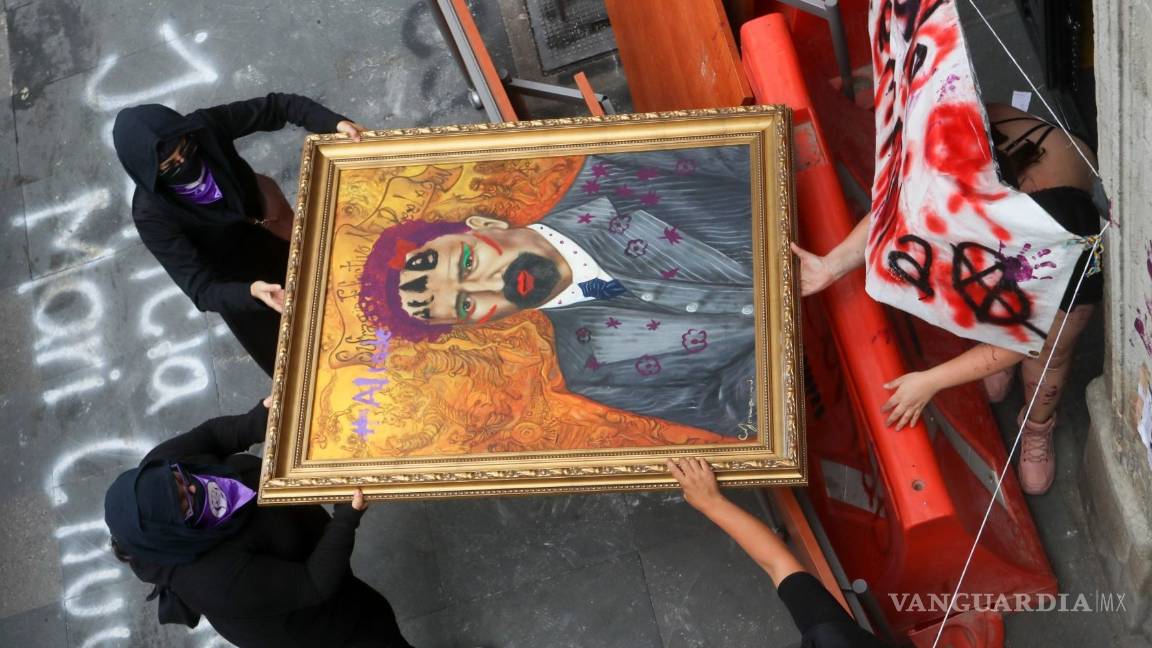 $!Es vandalismo, AMLO critica protesta de mujeres contra la CNDH