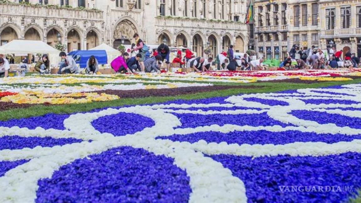 $!Alfombra flores con motivos japoneses cubre la Gran-Place de Bruselas