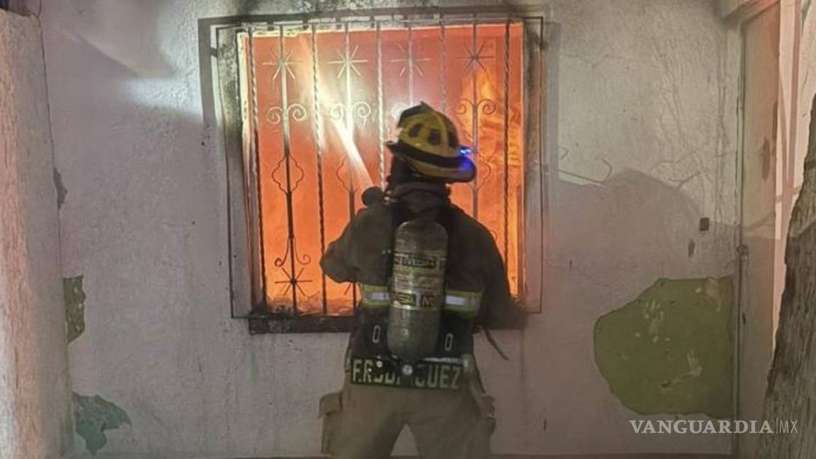 $!Elementos del Cuerpo de Bomberos sofocaron el incendio en la vivienda de la colonia Manantiales del Valle.