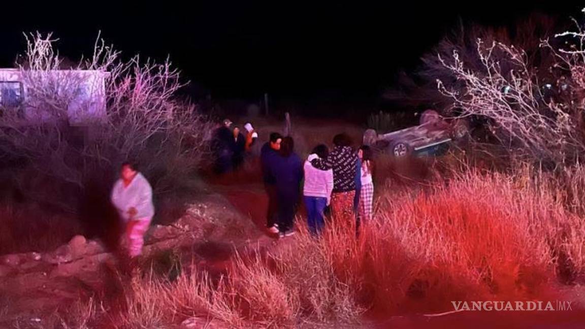$!El vehículo terminó volcado fuera de la carretera Saltillo-Torreón tras perder el control.