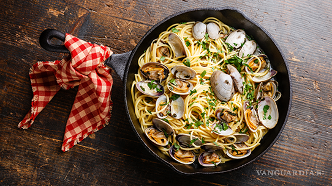 $!Imagen ilustrativa de pasta con almejas y vino blanco.