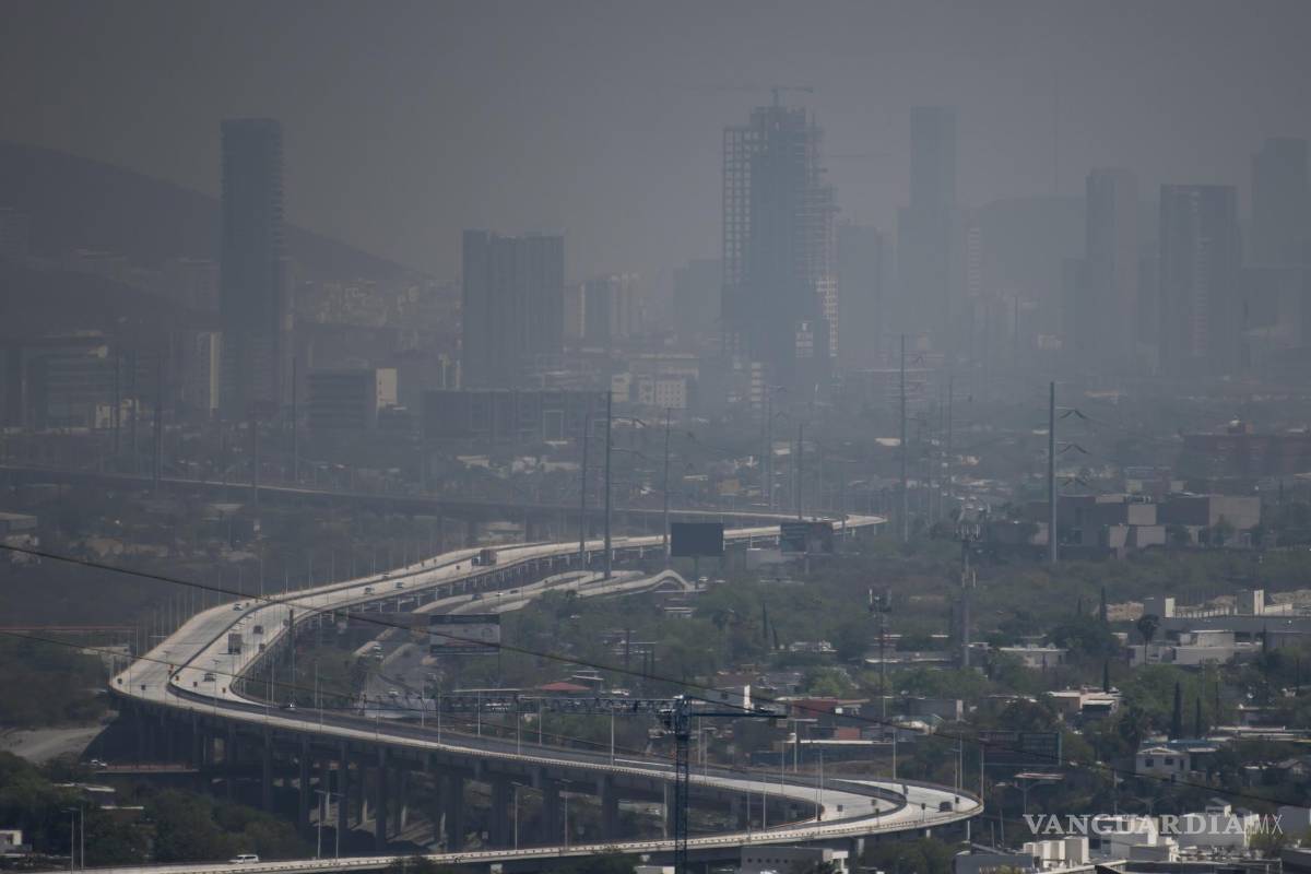 $!Fotografía del 24 de marzo de 2023, donde se observa un alto índice de contaminación en el municipio de Santa Catarina, en Nuevo León (México).