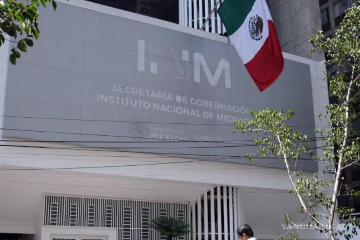 Casi 50 policías vigilan con armas largas a migrantes, incluidos menores, en Tabasco