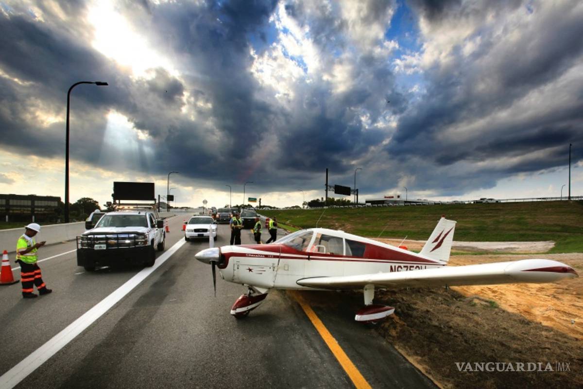 Avioneta aterriza en un autopista de Florida en plena hora pico