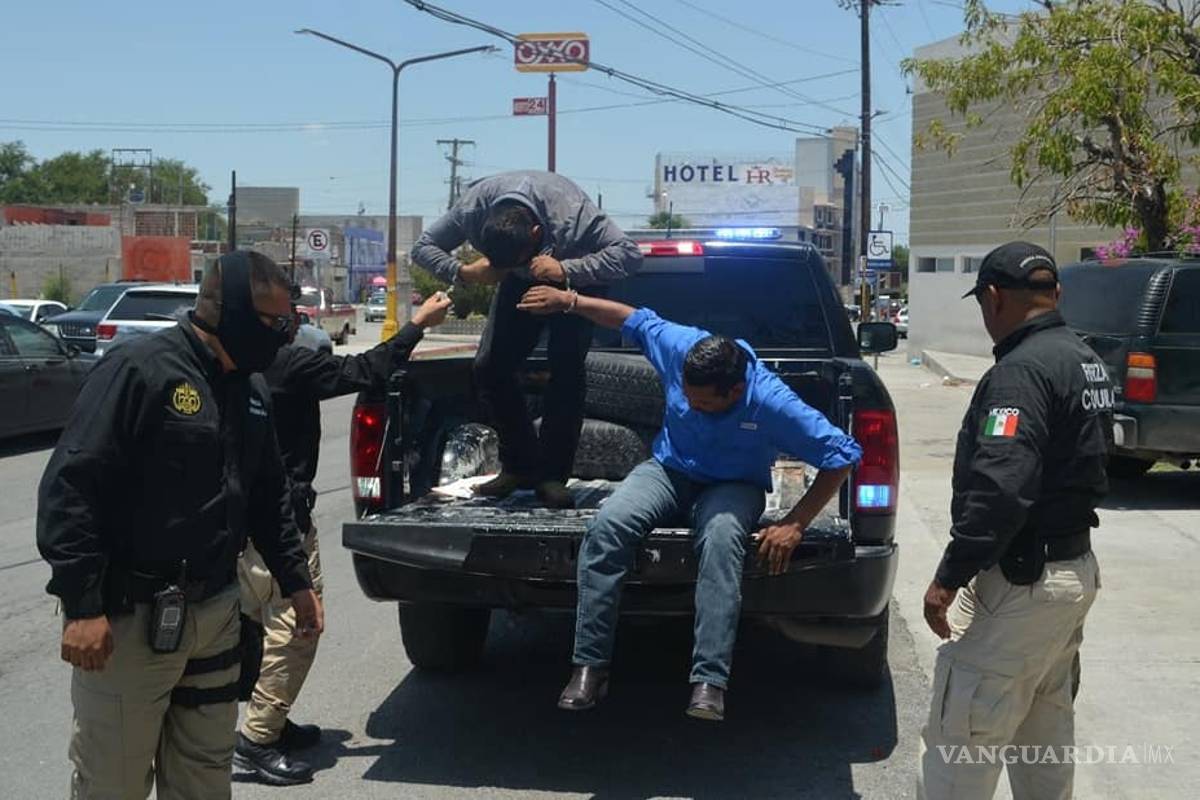 En Monclova detienen a inspectores municipales por amenazas y usurpación de funciones