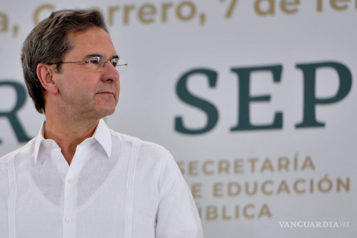 Esteban Moctezuma, secretario de Educación Pública, debe materias de su segunda licenciatura