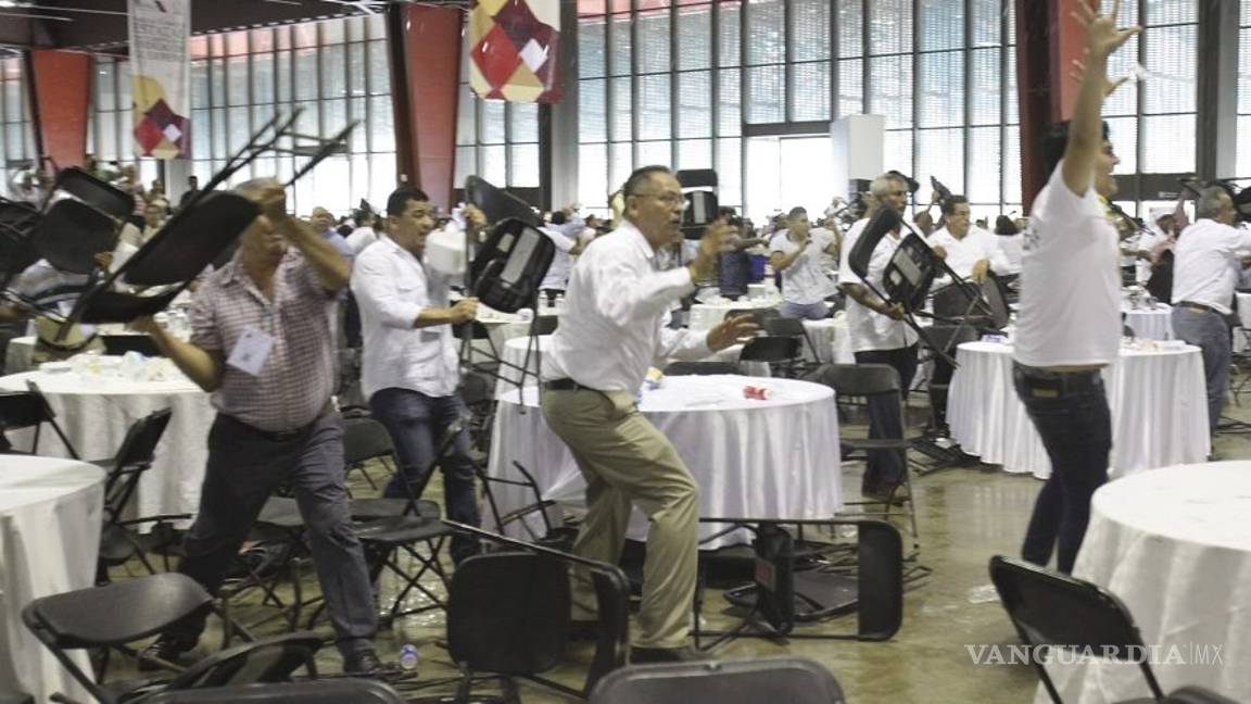 $!Termina en golpes y sillazos foro educativo convocado por AMLO en Acapulco