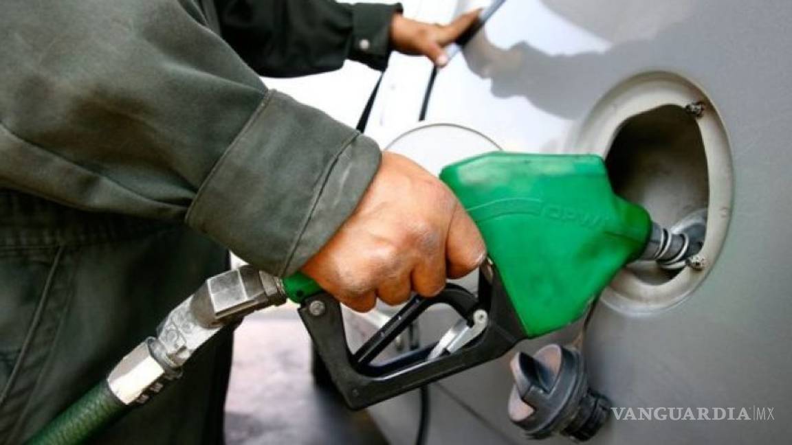 Por incumplimiento del SAT, concesionarios gasolineros ajustan precios en Acuña