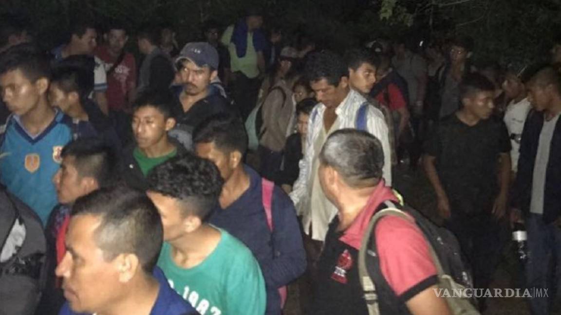 Rescatan a 102 migrantes que iban en tráiler