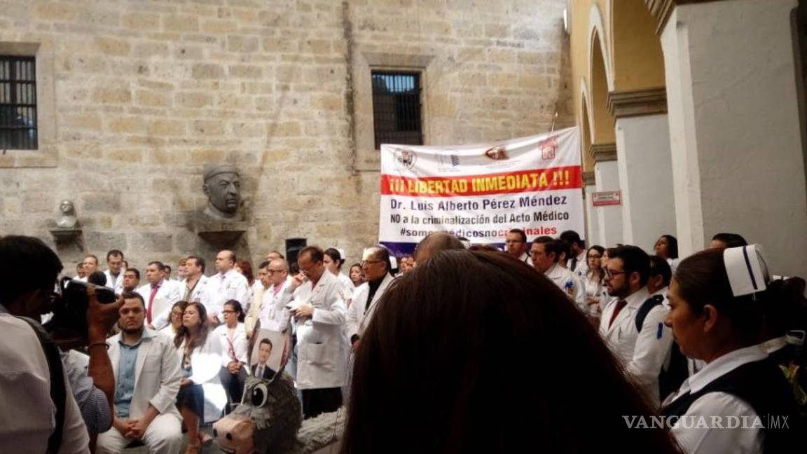 $!Médicos protestan en todo el país; exigen ley que discriminalice su profesión