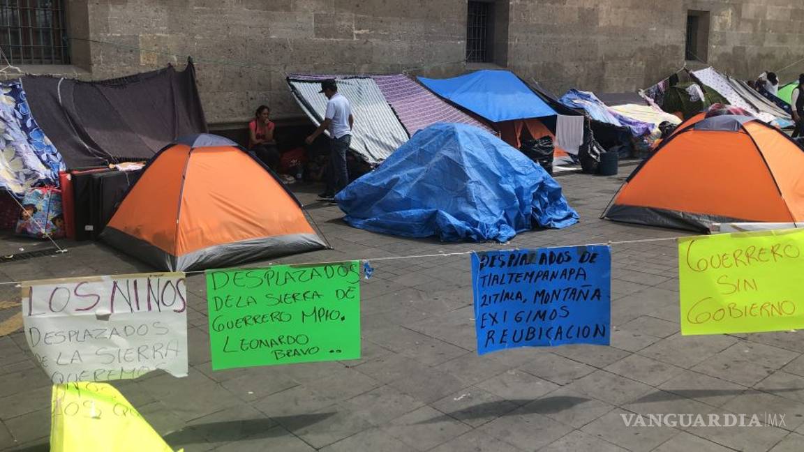 $!AMLO no ha recibido a desplazados de Guerrero, cumplen una semana frente a Palacio Nacional