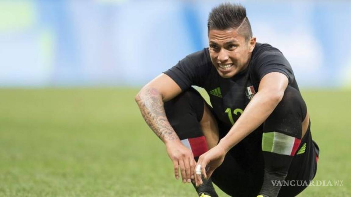 $!Vela abandona la concentración del Tricolor