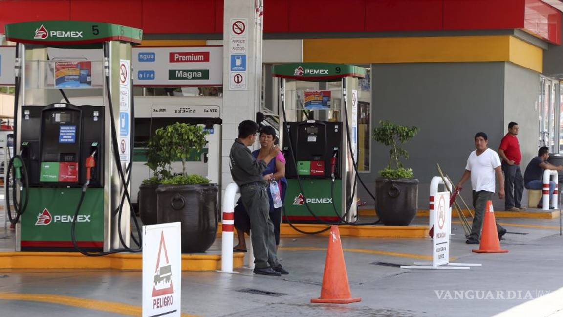 $!Cada que una persona carga gasolina su vehículo emite gases contaminantes