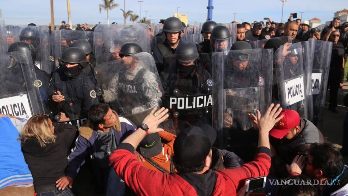 12 periodistas fueron agredidos por policías durante protestas por gasolinazo en Baja California