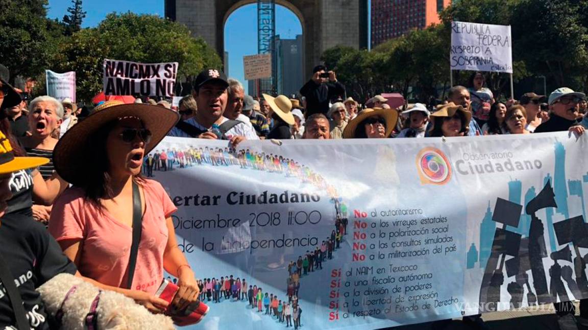 $!Arranca gobierno de AMLO con marchas contra consultas, superdelegados y cancelación del NAIM