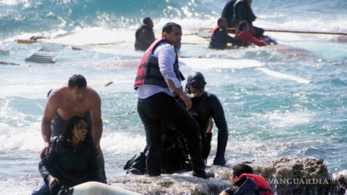 Guardacostas libios rescatan a cien inmigrantes a la deriva en Mediterráneo