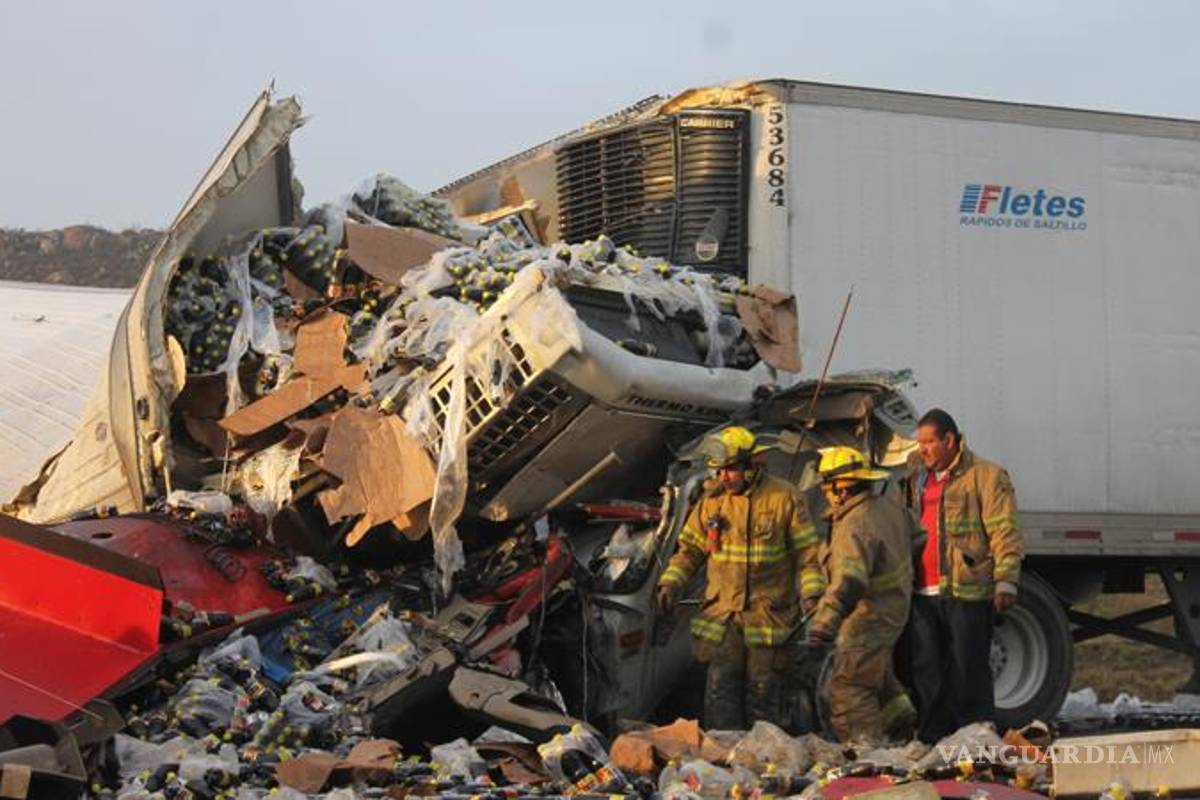 Choque entre tráileres deja dos muertos en Saltillo