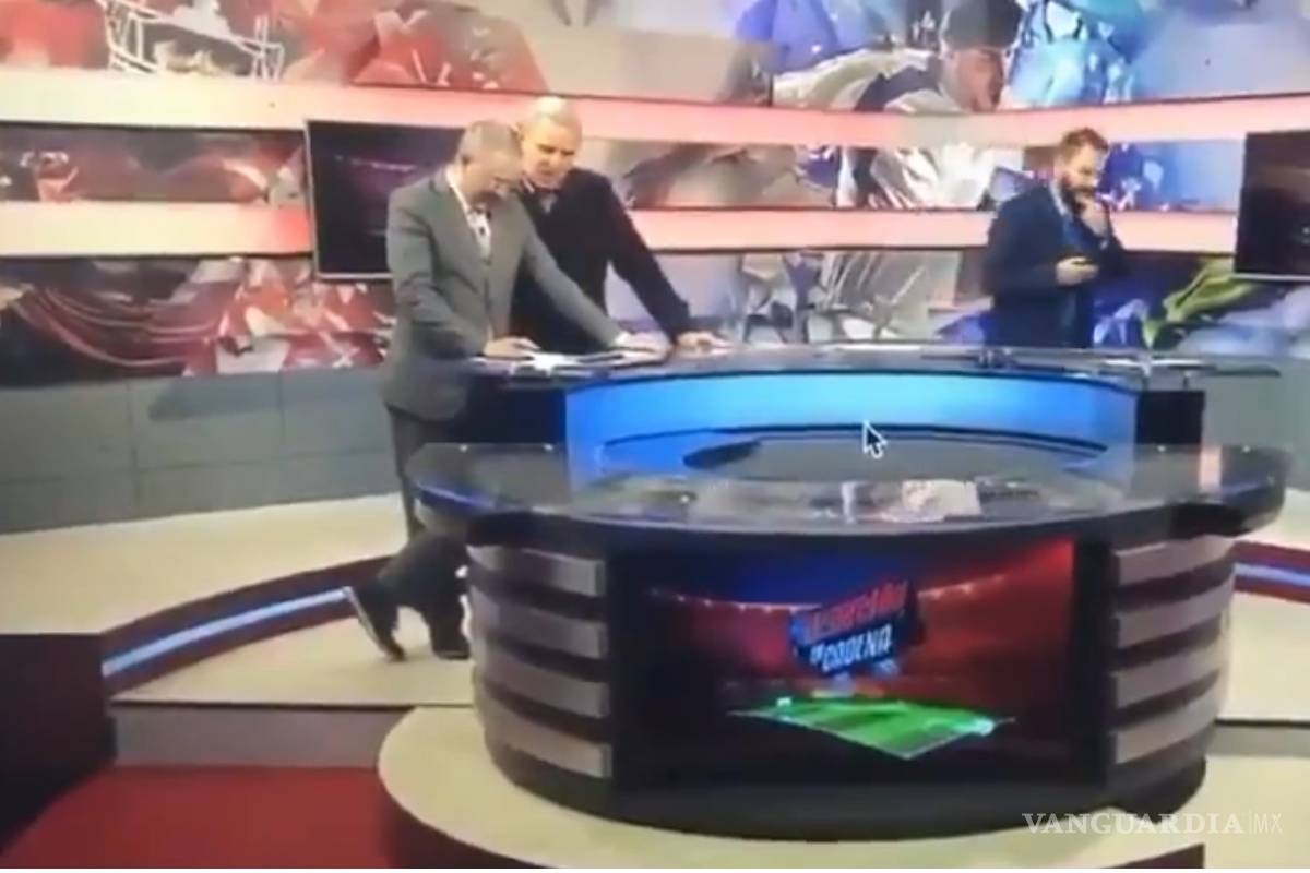 Captan a periodistas deportivos lanzando comentarios misóginos a compañera por enseñar sus atributos