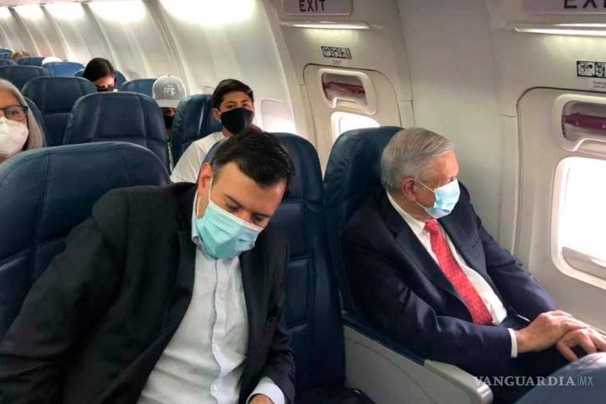 Con todo y cubrebocas, AMLO viaja a EU para reunirse con Donald Trump