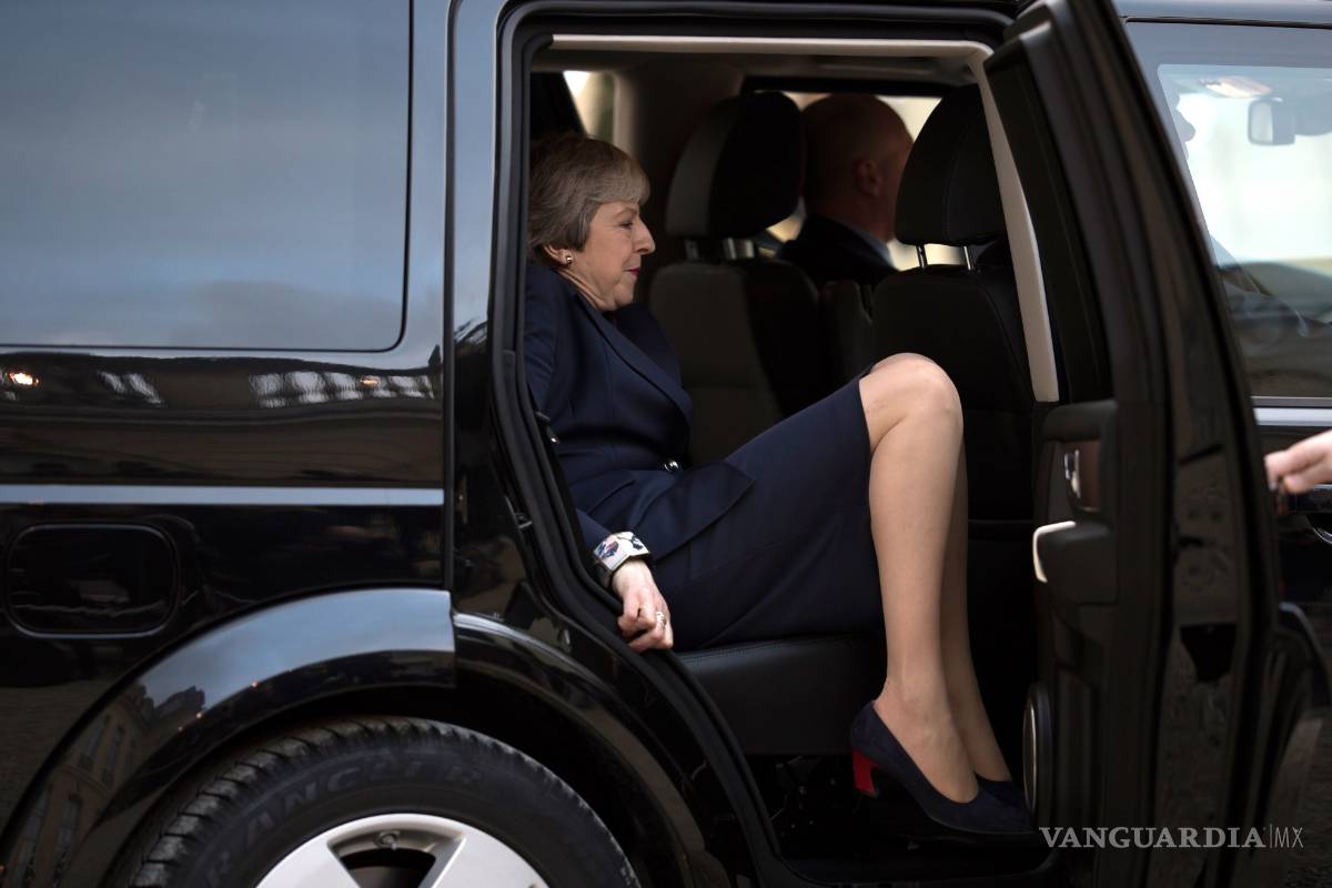 Pide May apoyo a Merkel y Macron para su Brexit