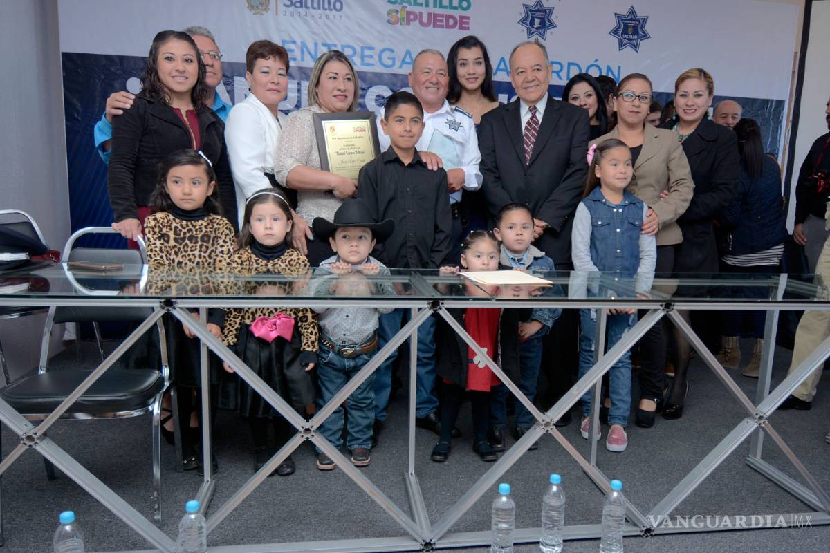 Elemento de la Policía Municipal de Saltillo recibe galardón por trayectoria