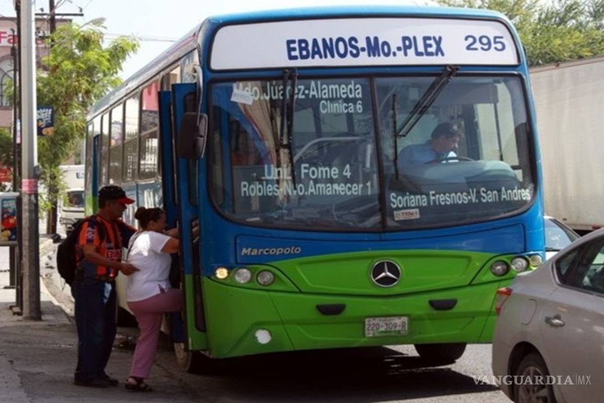 Paran camiones del transporte urbano en Monterrey por no lograr incremento en tarifa; miles de personas afectadas